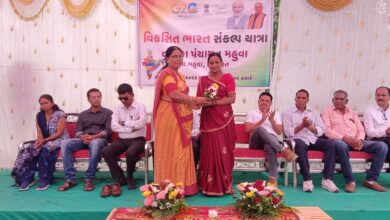 વિકસિત ભારત સંકલ્પ યાત્રાના રથનું ભવ્ય સ્વાગત કરતા મહુવા તાલુકાના વાઘે સ્વર તથા ઝેરવાવરા ગામોના ગ્રામવાસીઓ