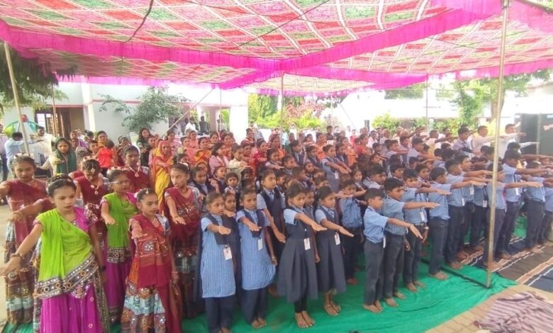 લાભાર્થીઓને ઘરઆંગણે કેન્દ્ર અને રાજ્ય સરકારની વિવિધ કલ્યાણકારી યોજનાઓના લાભોનું વિતરણ