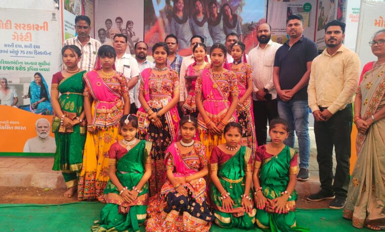 બારડોલી તાલુકાના જુની કિકવાડ ગામમાં વિકસિત ભારત સંકલ્પ યાત્રાના રથનું ગ્રામજનો ભવ્ય સ્વાગત કરાયું