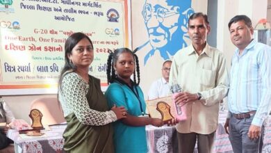 ચિત્ર સ્પર્ધામાં તૃતીય ક્રમે વિજેતા પ્રિયાને ટ્રોફી અને પ્રમાણપત્ર એનાયત