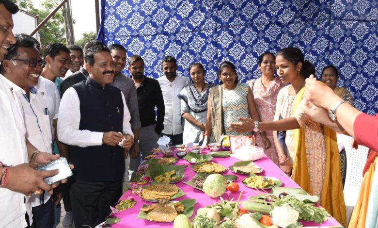 રાજ્યમંત્રી કુંવરજીભાઈ હળપતિના હસ્તે સરકારની વિવિધ કલ્યાણકારી યોજનાઓના લાભોનું વિતરણ કરાયું