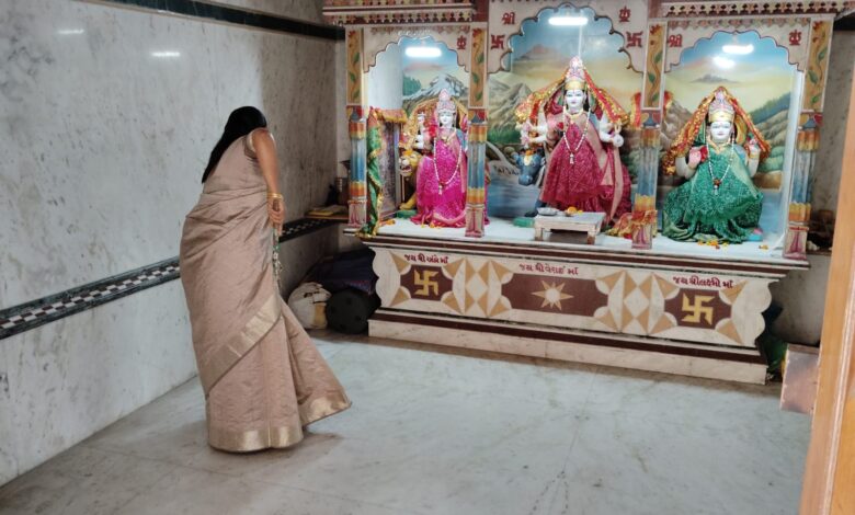 ઓલપાડ તાલુકા પંચાયત પ્રમુખ નીતાબેન પટેલે ઓલપાડ તાલુકાના કદરામા ગામે શિવશક્તિ વેરાઈ મા ના મંદિરમાં સાફ સફાઈ કરી ઘ્વારાં કદરામા ગામે મંદિર ની સફાઈ કામગીરી કરવામાં આવી