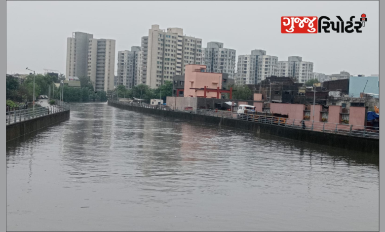 The creeks overflowed on both banks due to heavy rains in the uplands