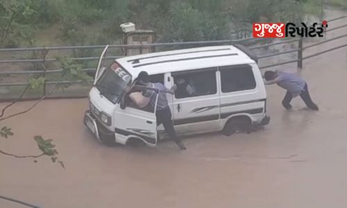 Surat: Althan area incident - school van stuck in water